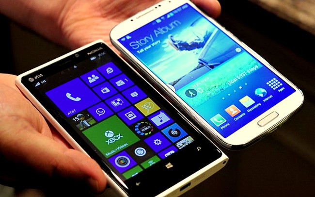Nokia Lumia 920 Galaxy s4 hands Samsung yet to Comment on Future of Windows Phones