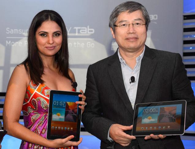 Lara Dutta Launches Samsung Galaxy Tab